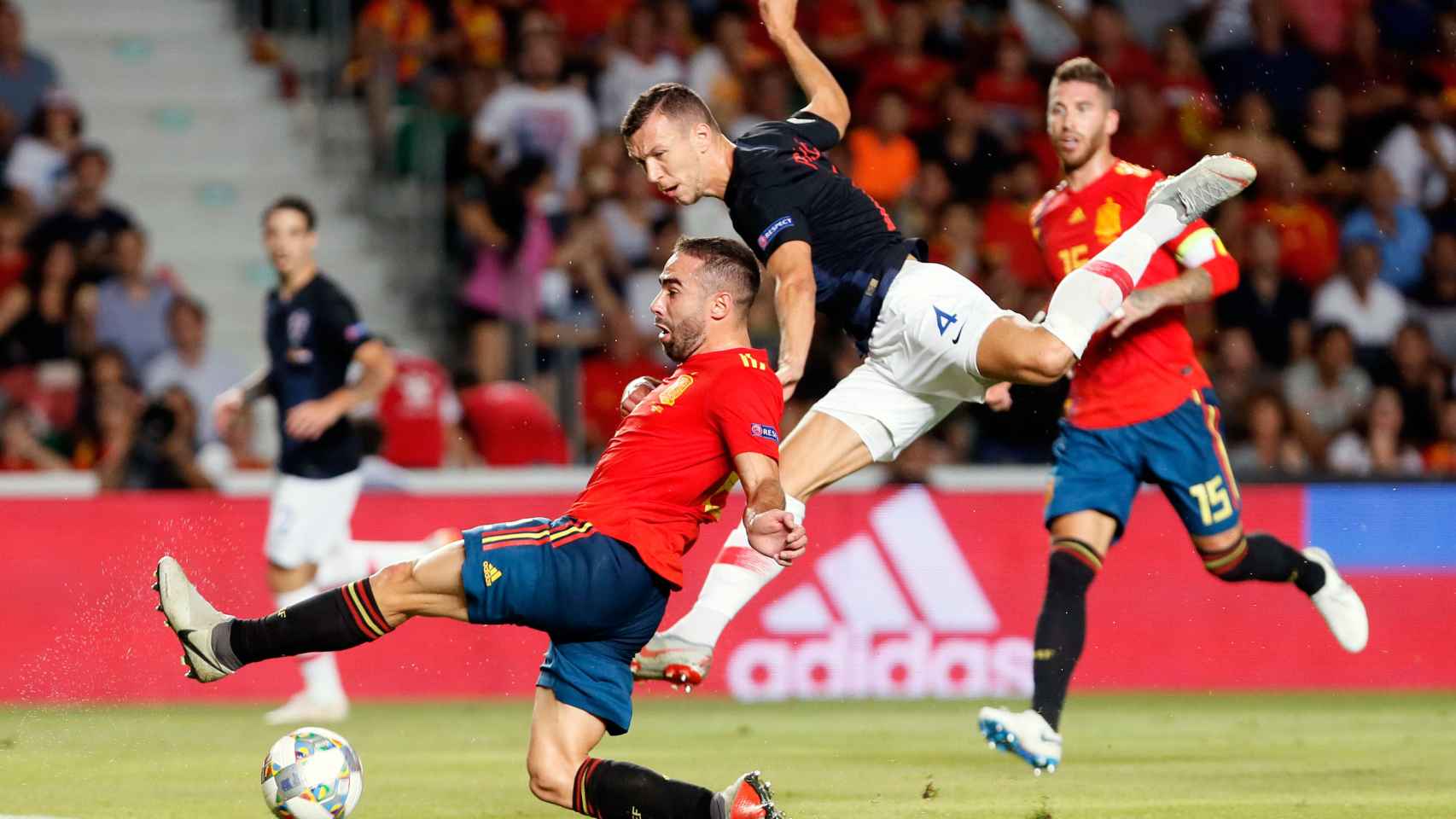 Carvajal salva una ocasión de Perisic con la Selección