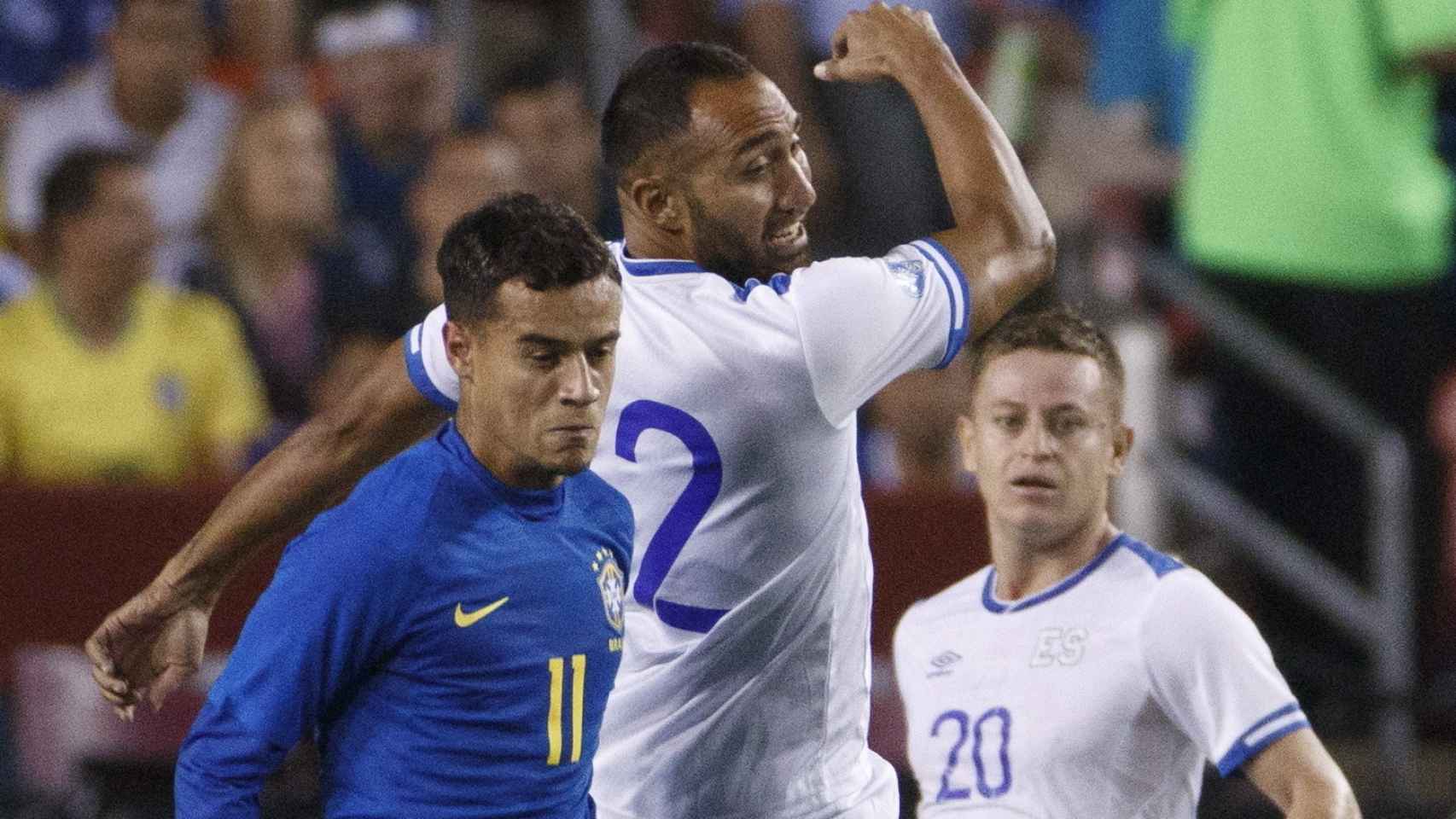 Coutinho lucha un balón con Brasil frente a El Salvador