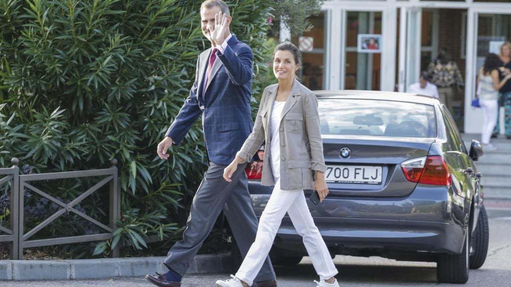 Letizia, con estilo 'sport', incluyendo 'sneakers'.