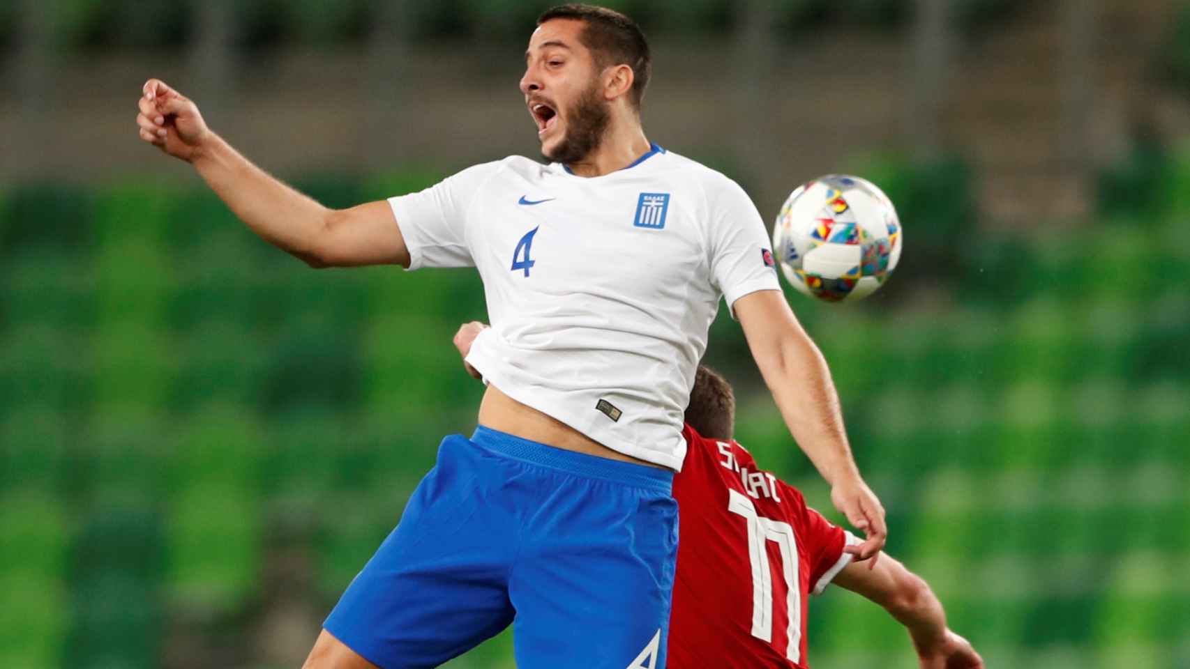 Manolas pelea un balón durante el partido que disputó Grecia ante Hungría en la UEFA Nations League