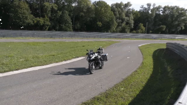 moto sin conductor bmw por circuito portada 3