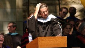 Foster Wallace durante el discurso de graduación que pronunció en 2005 en Kenyon College (Ohio).