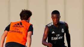 Vinicius ante Odriozola en un entrenamiento del Real Madrid