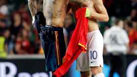 Modric se abraza con Ramos tras el España - Croacia