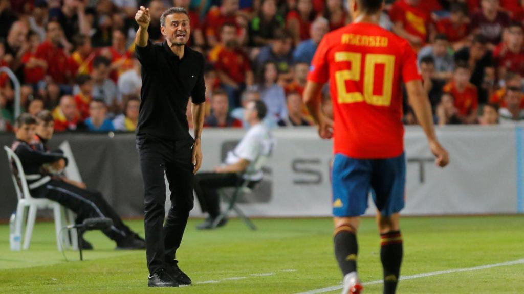 Luis Enrique da indicaciones a la Selección ante la mirada de Asensio