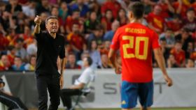Luis Enrique da indicaciones a la Selección ante la mirada de Asensio