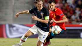 Modric y Ceballos pelean un balón durante la Nations League