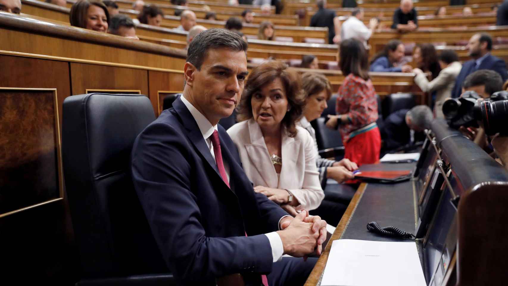 Pedro Sánchez, junto a la vicepresidenta, Carmen Calvo.