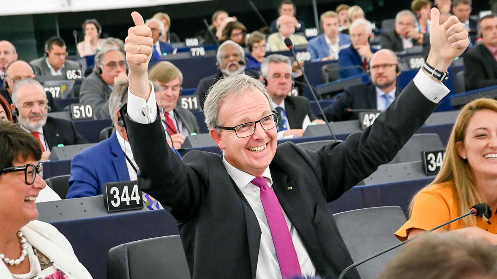 El eurodiputado Axel Voss celebrando el resultado de la votación de la noma del copyright digital.