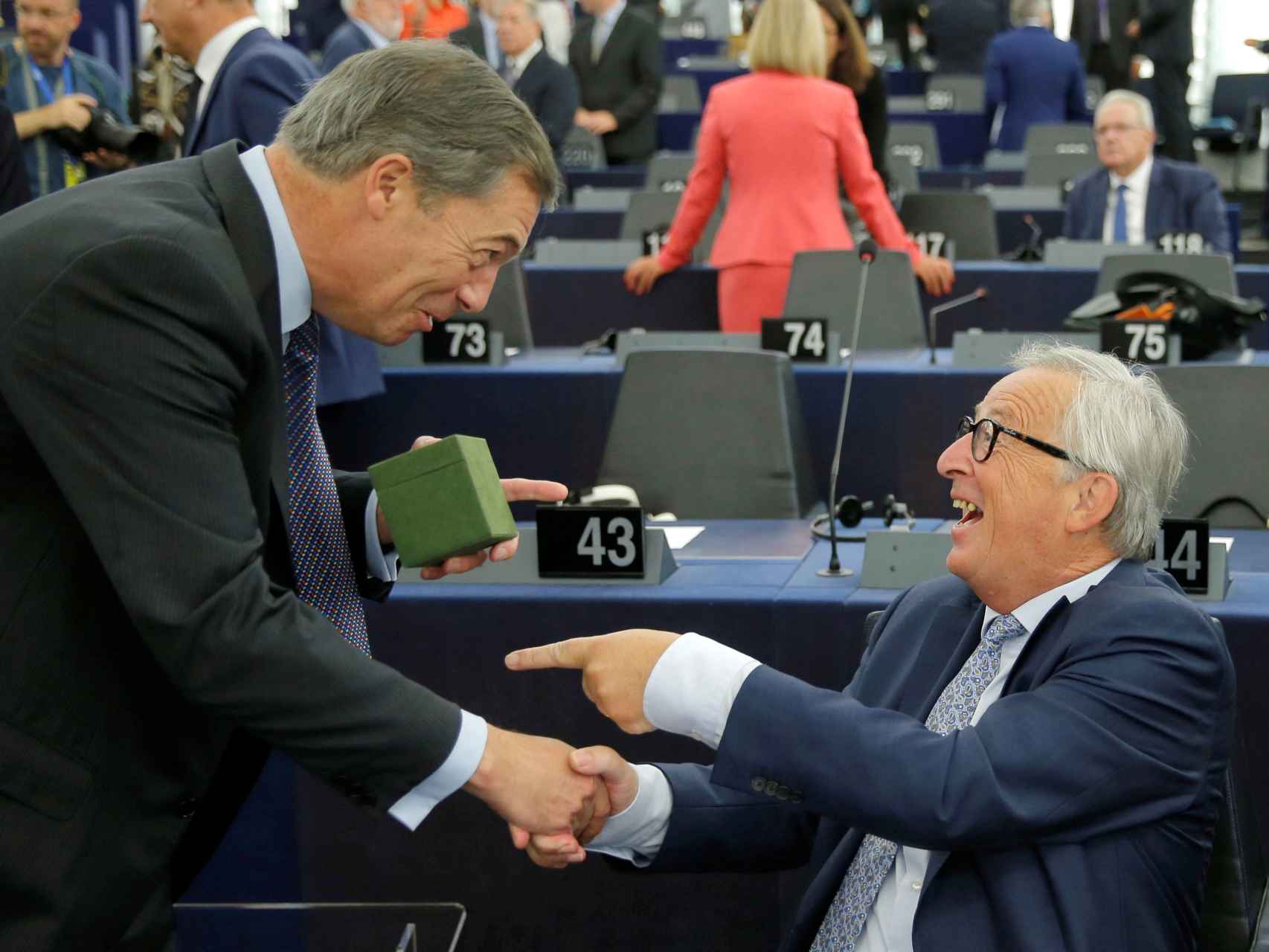 Juncker saluda  al euroescéptico Nigel Farage antes del debate sobre el estado de la UE