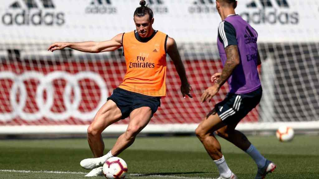 Bale controlando el esférico durante el entrenamiento