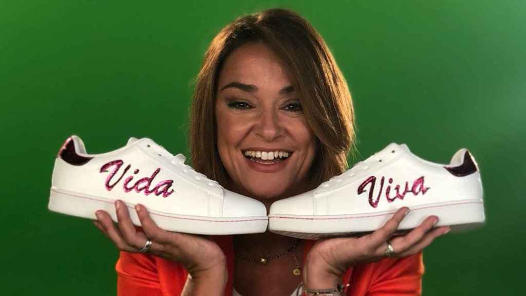 Toñi Moreno con sus nuevas zapatillas 'Viva la vida'.