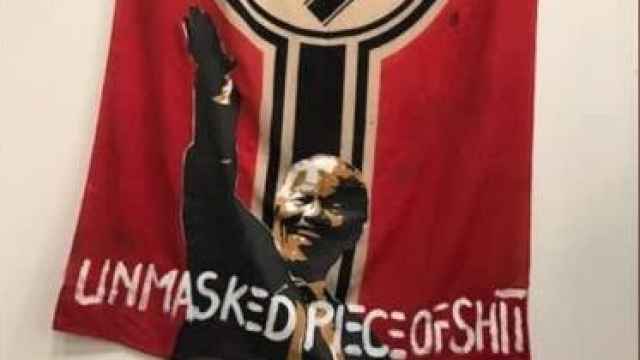 La polémica obra del artista Mabulu: Mandela haciendo el saludo nazi.