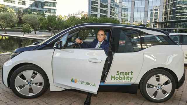 Ignacio Sánchez Galán, presidente de Iberdrola, en un coche eléctrico.