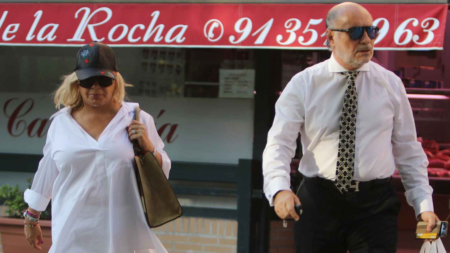 Carmen Borrego junto a su marido a la salida de la frutería.