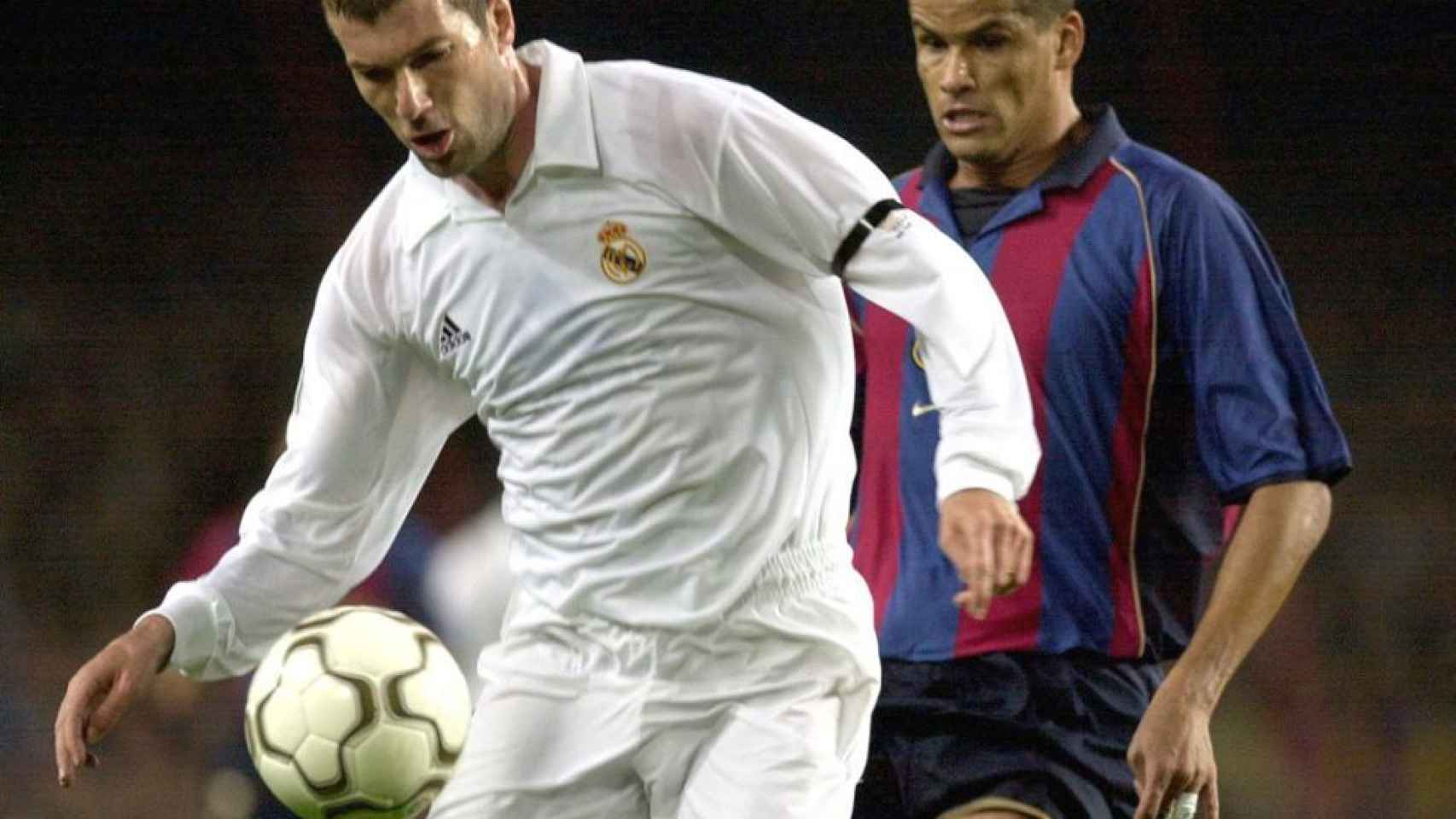 Zidane y Rivaldo disputan un balón en un Clásico.