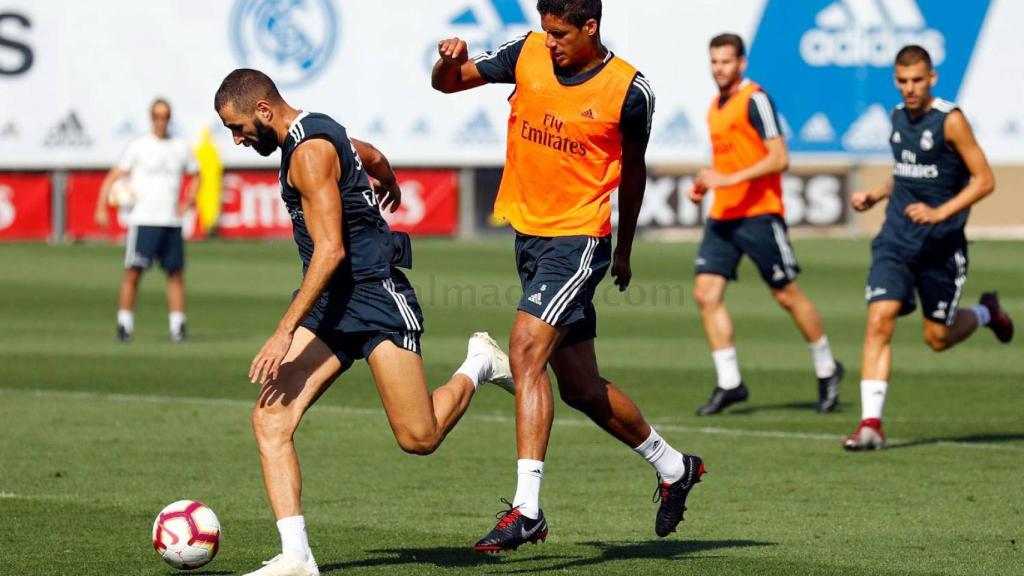 Benzema y Varane durante el entrenamiento
