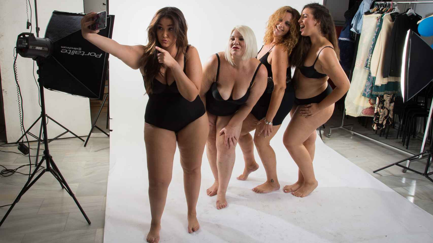 Las modelos haciéndose un 'selfie' al finalizar la sesión.