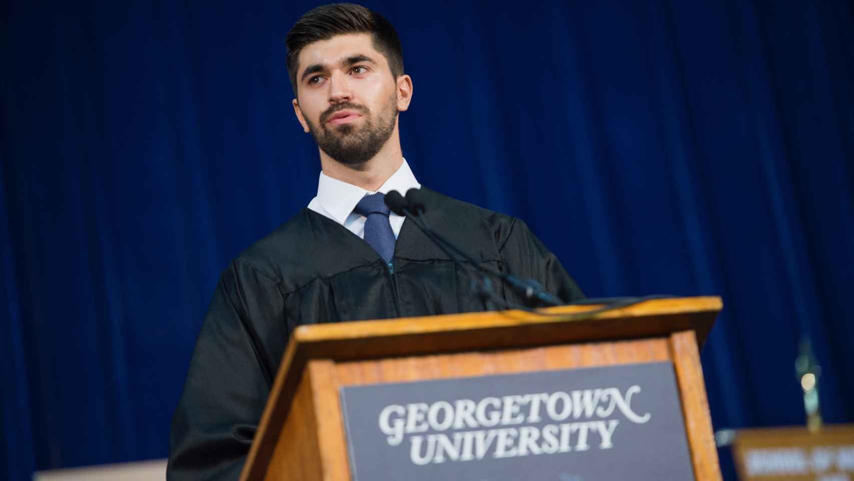 Tomás durante su graduación en Georgetown