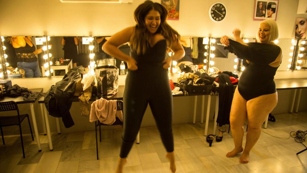 Lidia tratando de subirse el pantalón tras la sesión de estudio con EL ESPAÑOL.
