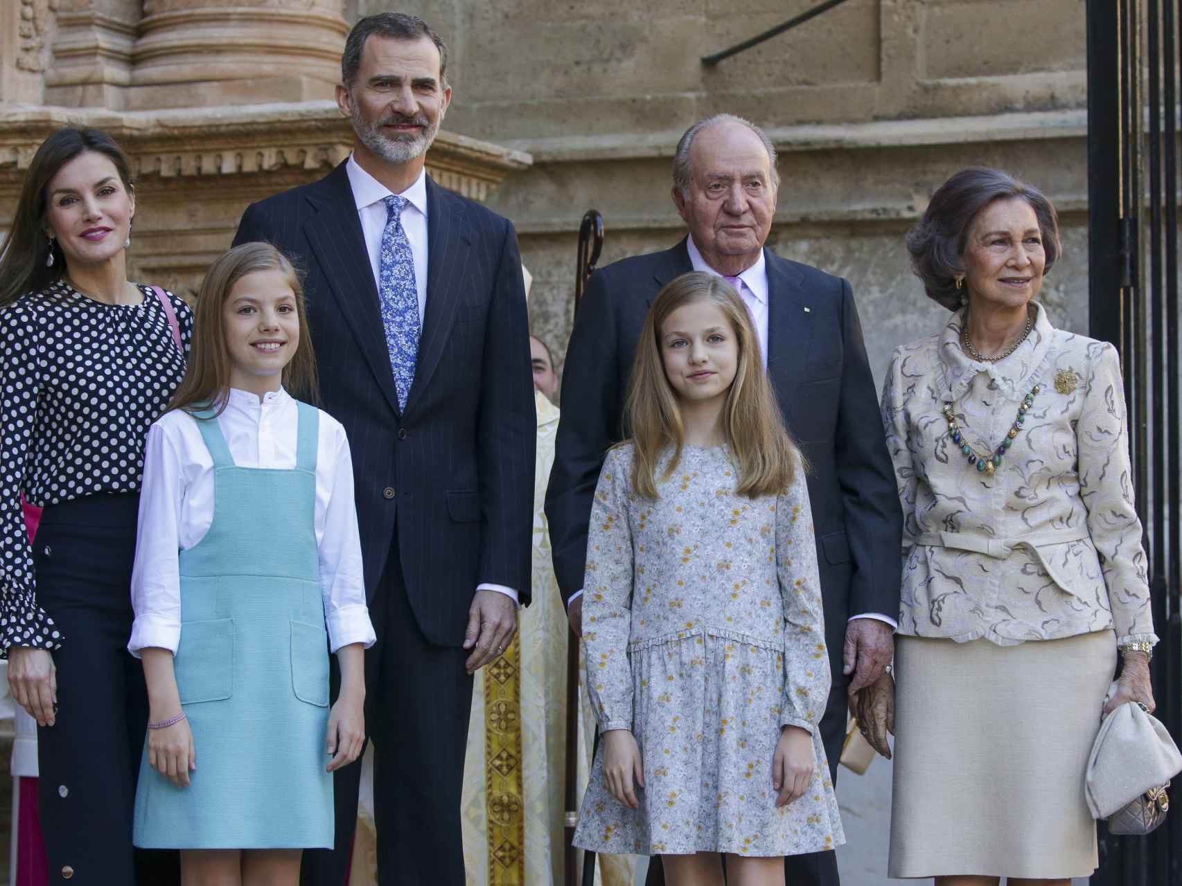 La Familia Real a las puertas de la Catedral de Palma el Domingo de Resurrección.