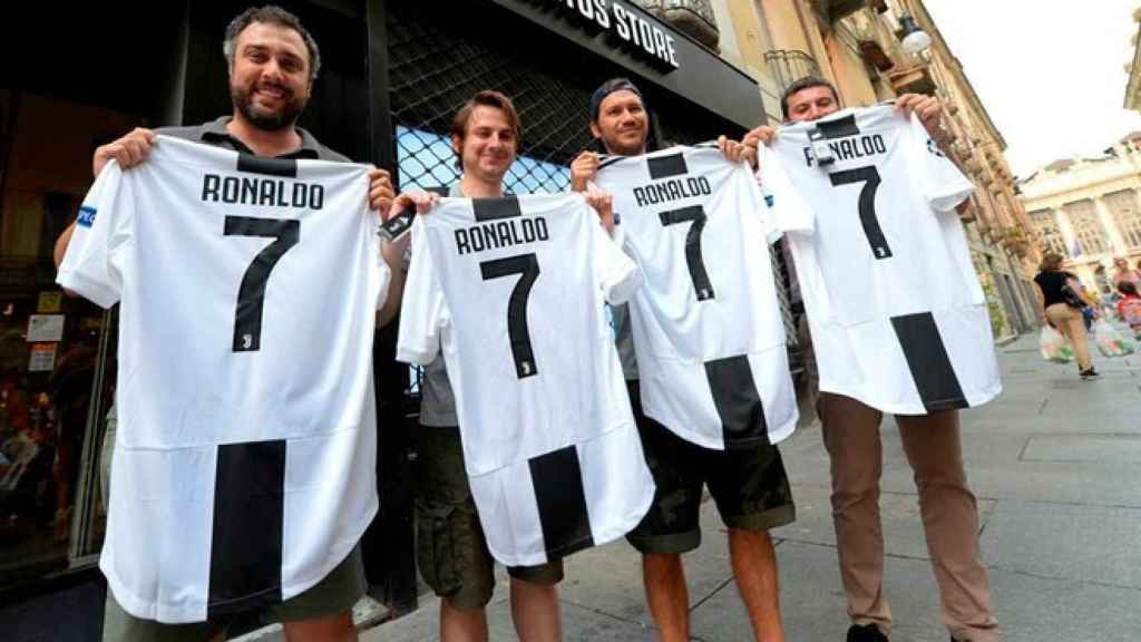 Aficionados de la Juventus posan con la camiseta de Cristiano.