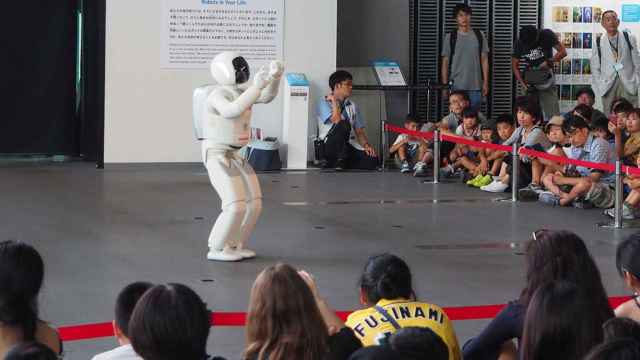 Uno de los robots androides que se han vuelto comunes en la sociedad y los eventos de empresas que se celebran en Japón.