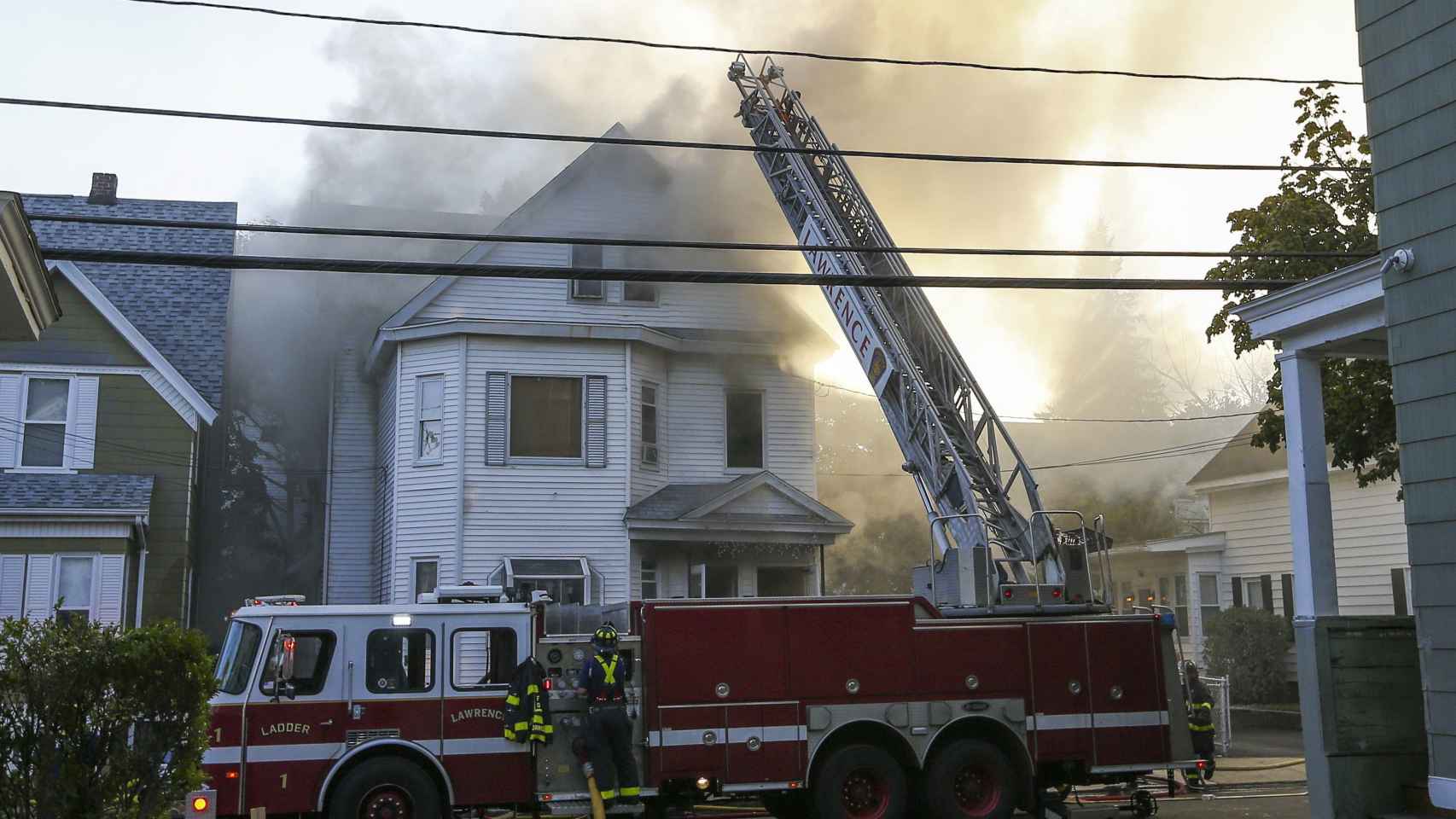 Bomberos combaten un incendio en Lawrence, Massachusetts.