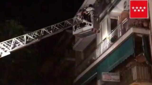 Un bombero rescatando a una víctima durante el incendio en Pozuelo.