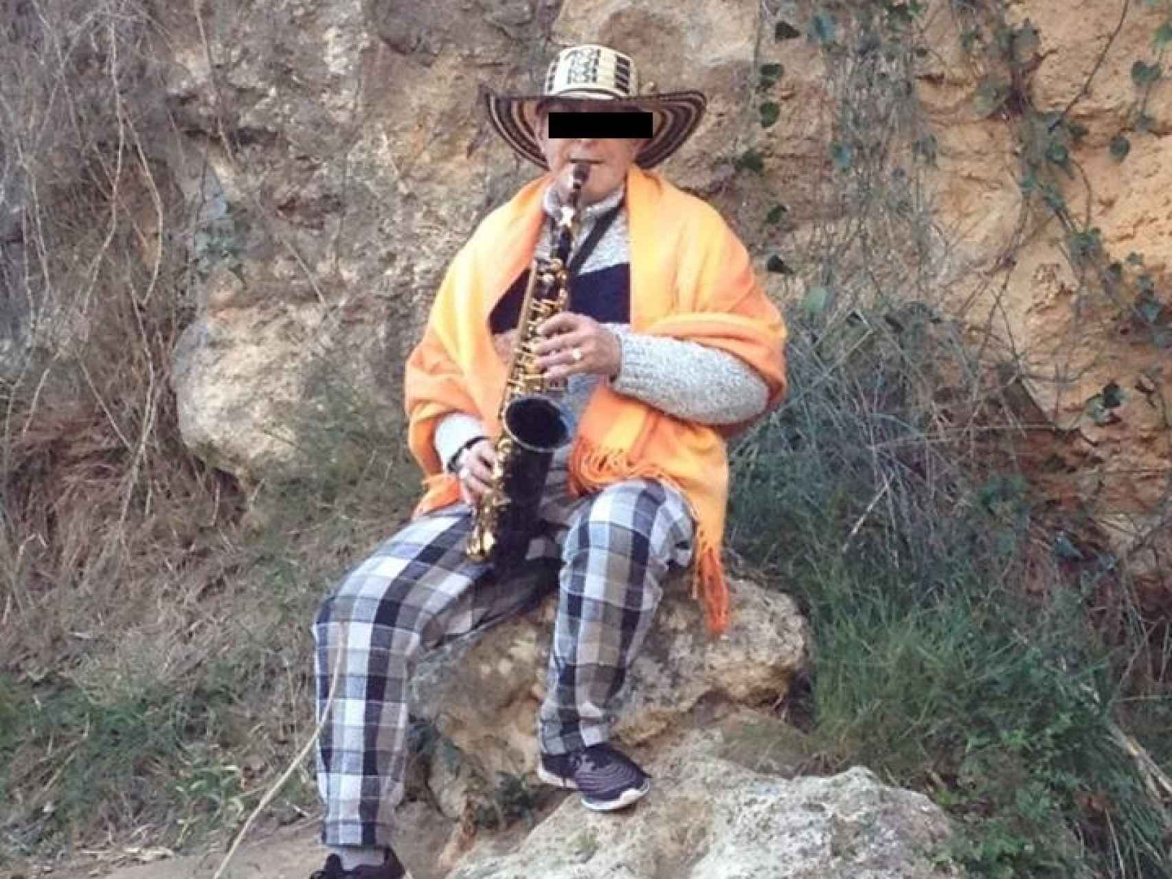 Gerardo, en su estado natural y tocando el saxofón.