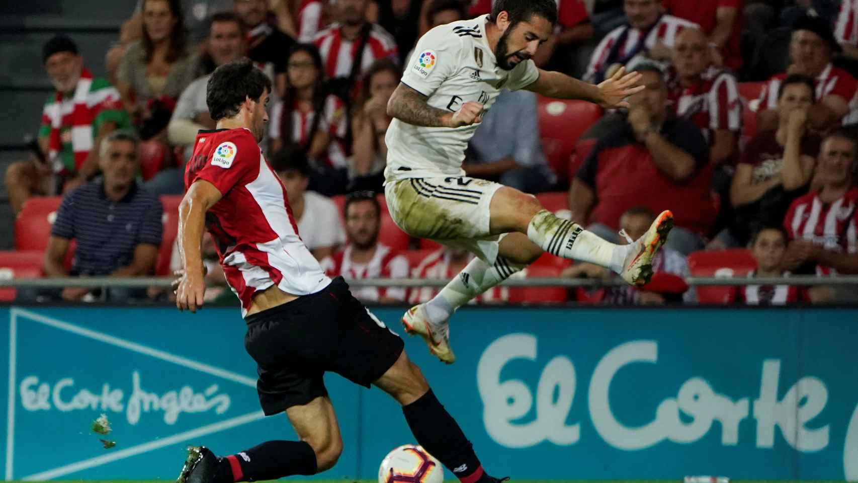 Isco intenta marcharse de Mikel San José durante el Athletic - Real Madrid