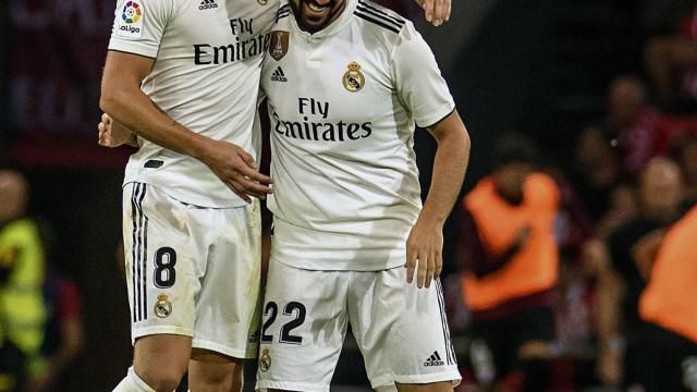 Kroos felicita a Isco por su gol.