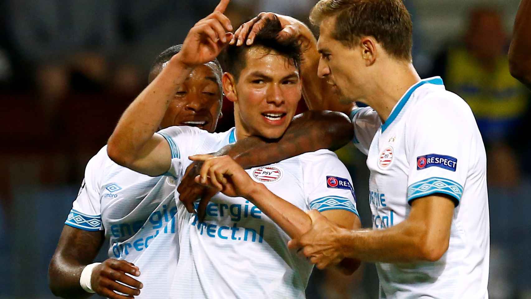 Hirving Lozano celebra un gol con el PSV.