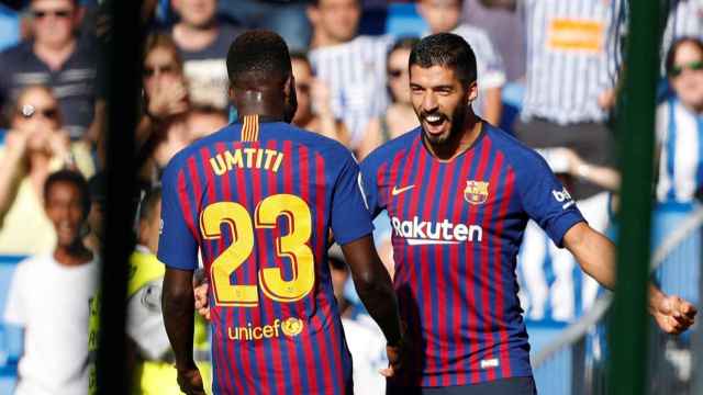 Umtiti y Suárez celebran un gol en el Real Sociedad - FC Barcelona