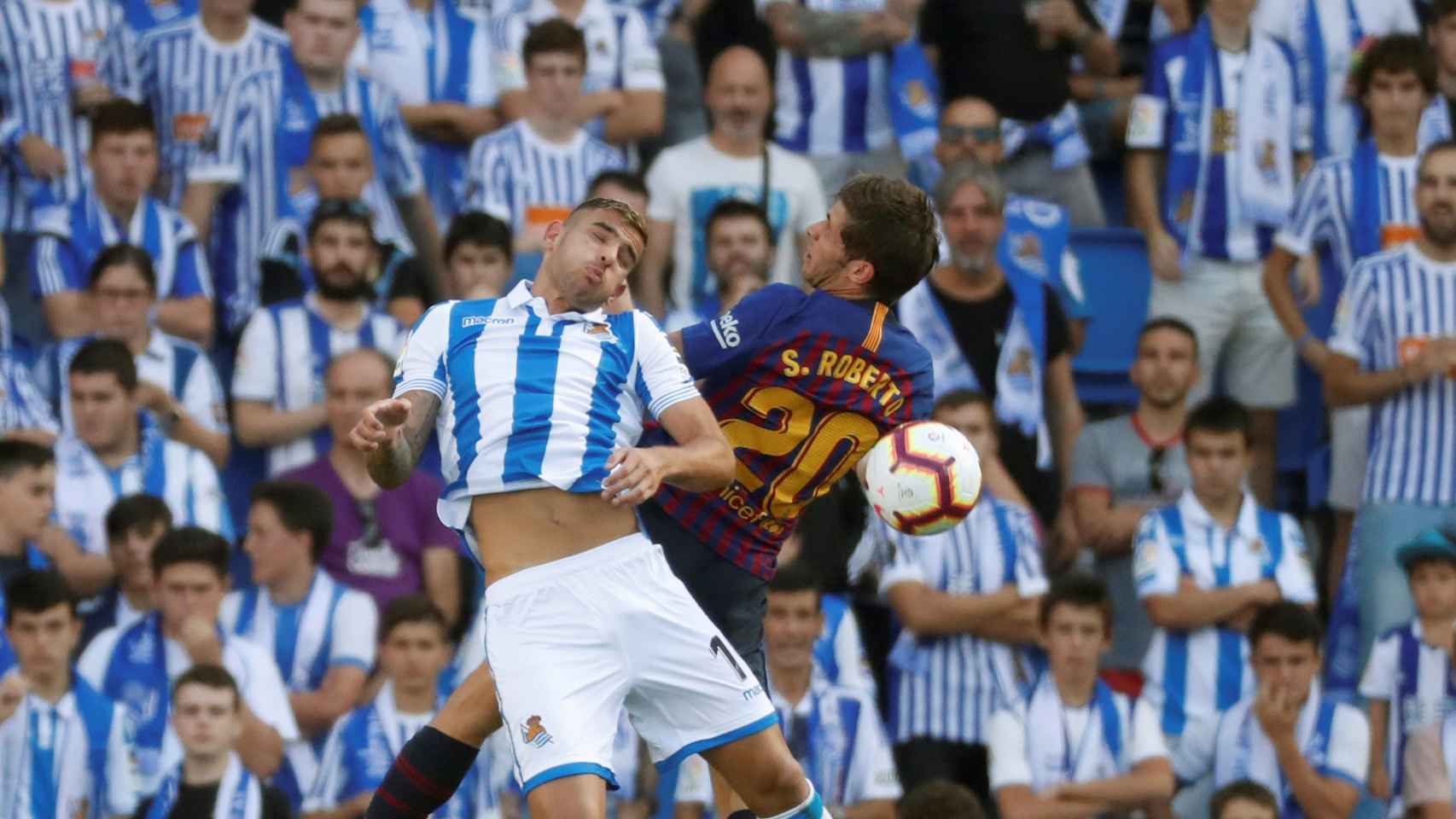 Theo Hernández pelea por un balón con Sergi Roberto
