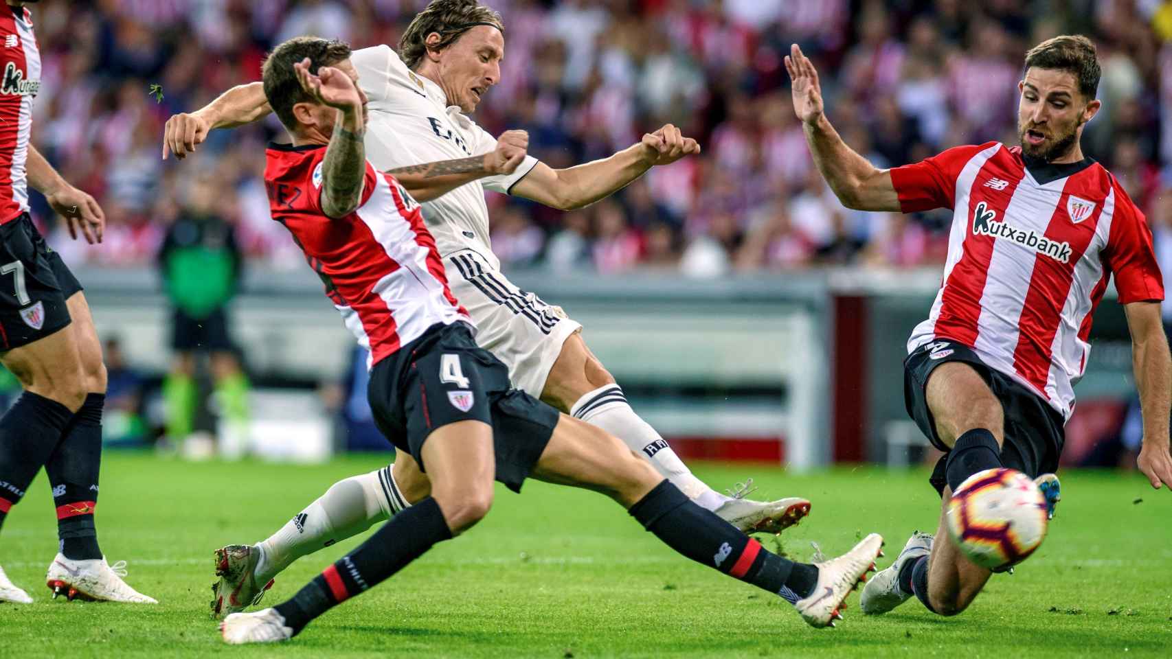 Luka Modric, presionado por tres jugadores del Athletic