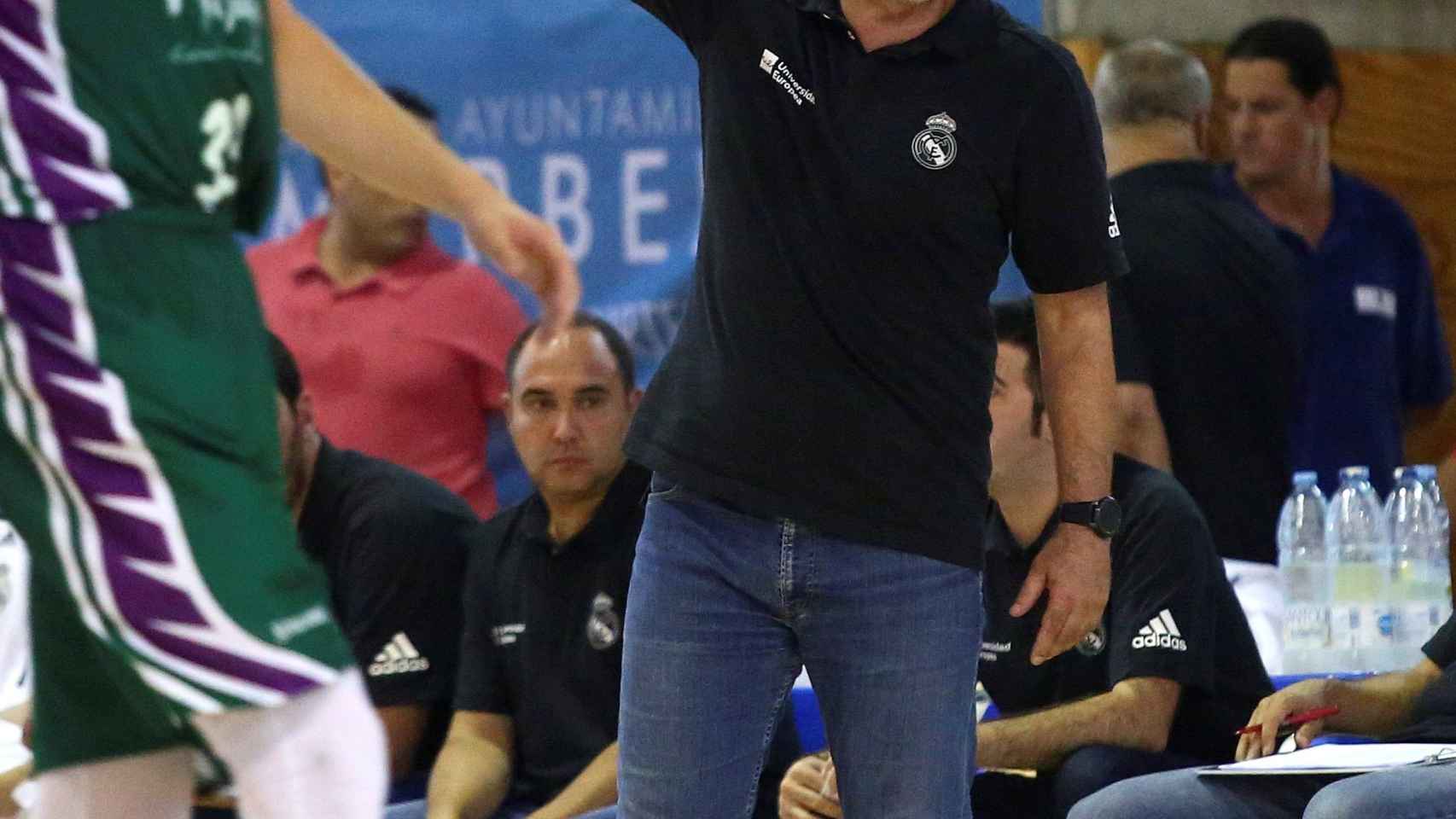 Pablo Laso da instrucciones durante la final del VIII Torneo Internacional de baloncesto Costa del Sol