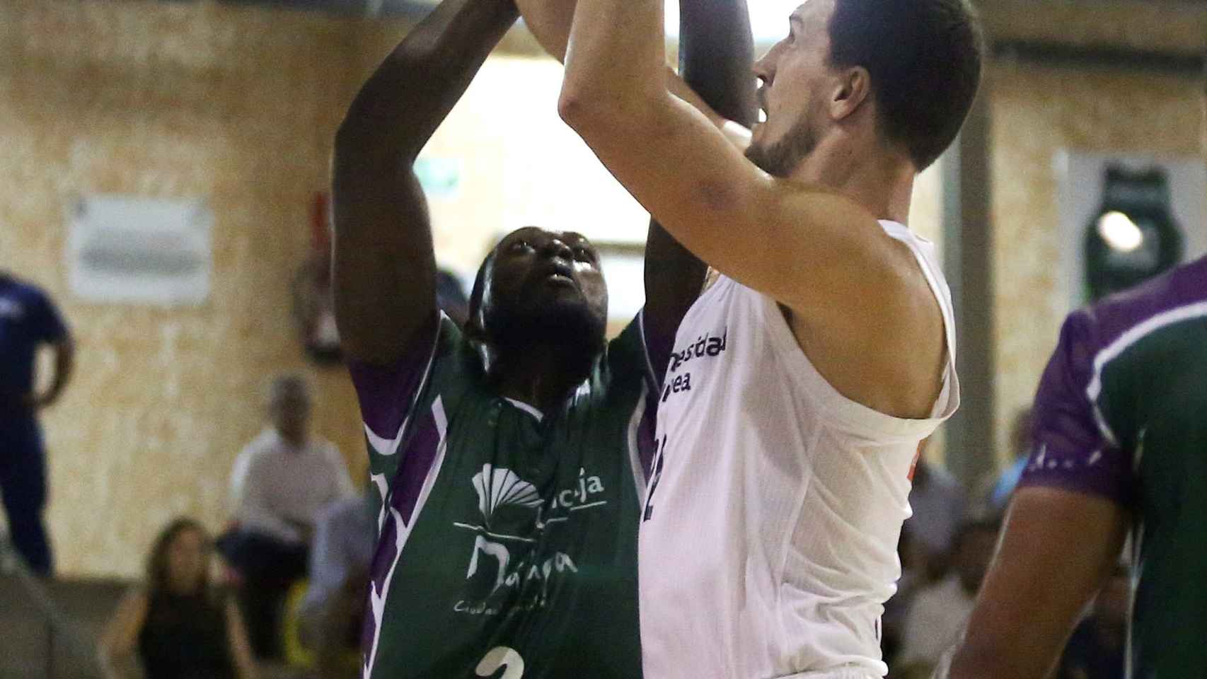 Kuzmic lanza a canasta durante la final del VIII Torneo Internacional de baloncesto Costa del Sol