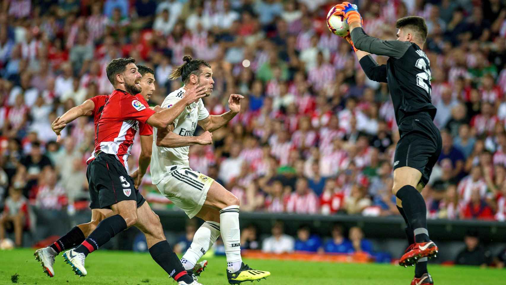 Gareth Bale ante Unai Simón en el Athletic - Real Madrid