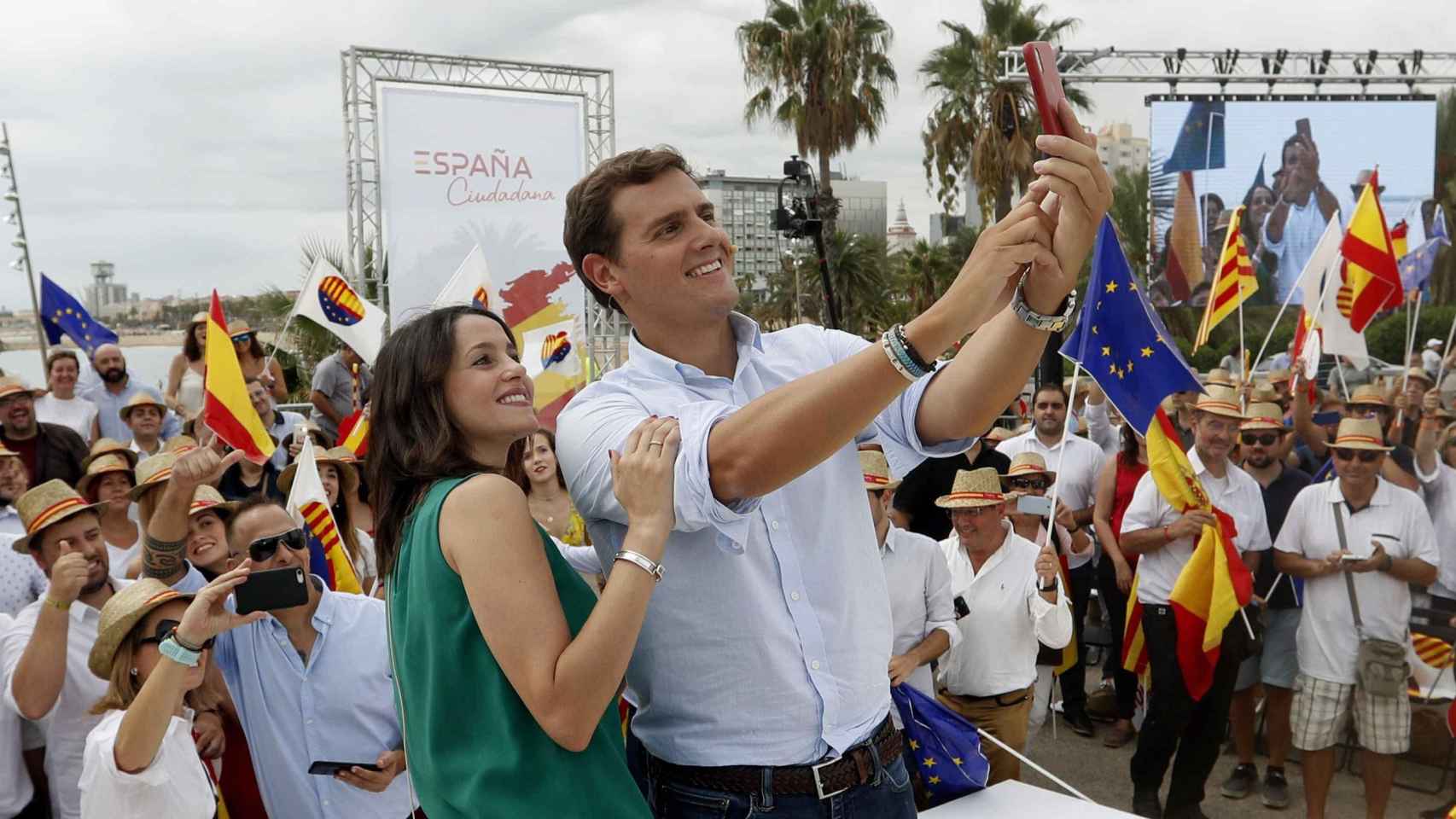 Inés Arrimadas y Rivera, haciéndose un 'selfie' este sábado, al finalizar su mitin en Barcelona.