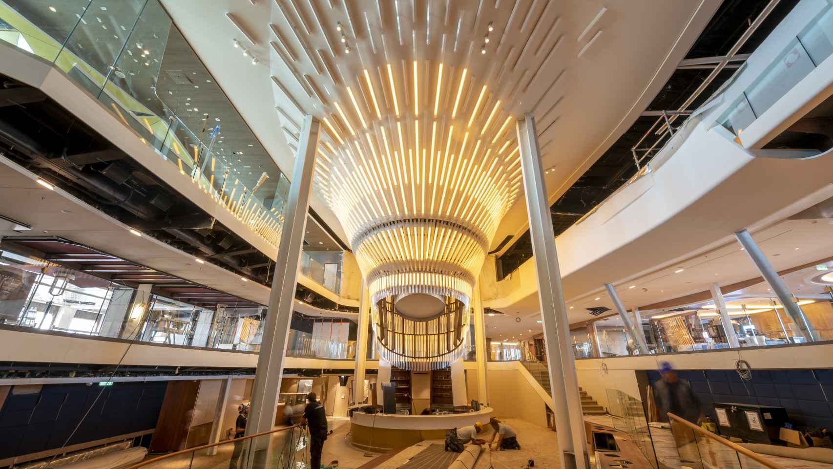 The Grand Plaza, el corazón del crucero,  diseñado por Patrick Jouin y Sanjit Manku del estudio Jouin Manku.