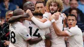 Los jugadores del Manchester United se abrazan tras marcar un gol