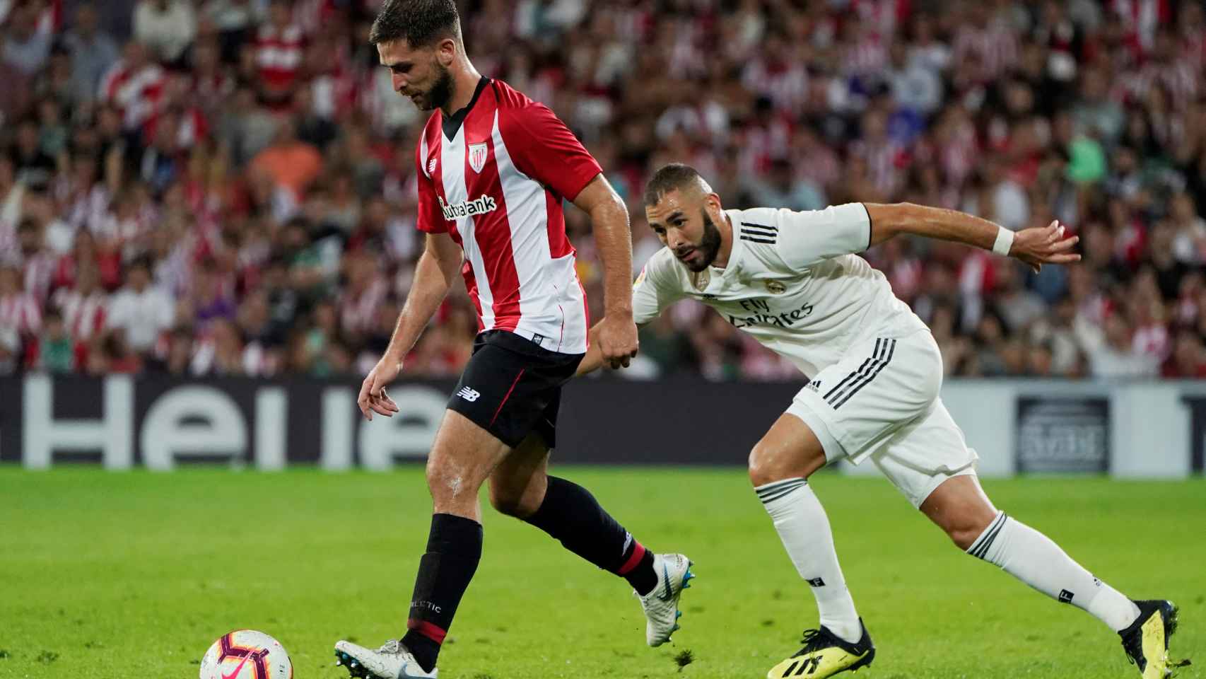 Benzema intenta defender un balón ante el Athletic