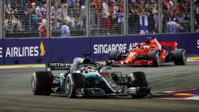 Hamilton por delante de Vettel durante el Gran Premio de Singapur