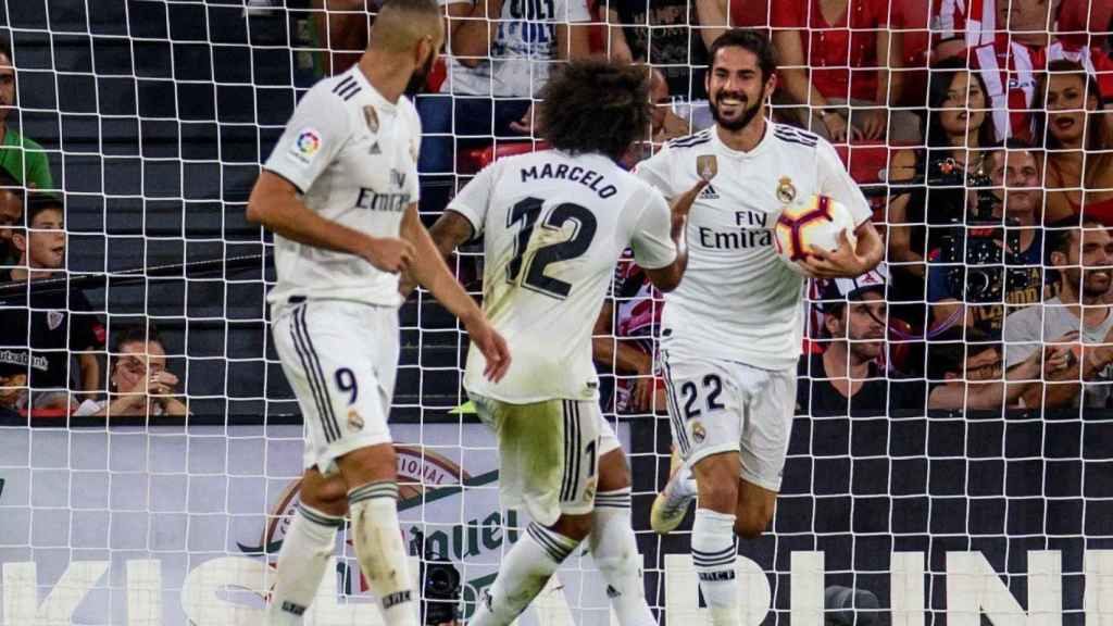 Isco celebra con Marcelo y Benzema su gol en San Mamés
