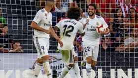 Isco celebra con Marcelo y Benzema un gol del Real Madrid