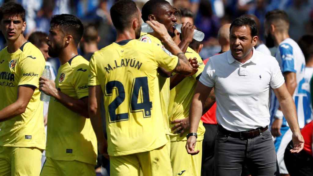 Javier Calleja, entrenador del Villarreal, da instrucciones a sus jugadores