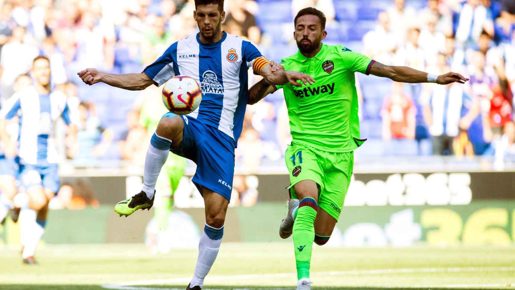 Javi López y Morales pelean un balón en el Espanyol - Levante