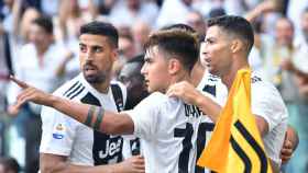 Khedira, Dybala y demás jugadores de la Juventus se abrazan a Cristiano Ronaldo tras un gol