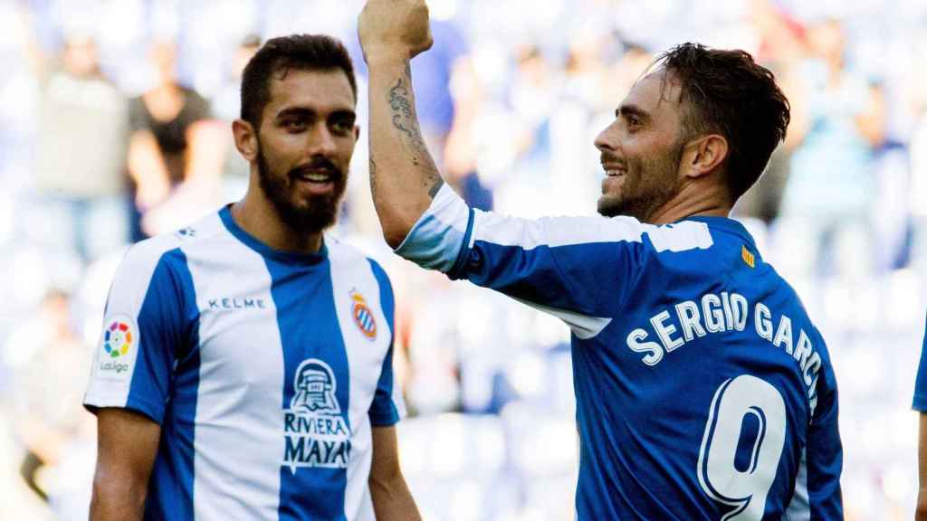 Sergio García celebra su gol ante la mirada de Borja Iglesias en el Espanyol - Levante